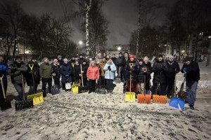 Жители Владимира не дождались коммунальщиков и сами убрали снег