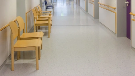 Разбитое при дебоше стекло заменили в регистратуре владимирского «Красного креста»