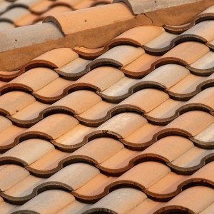 Во Владимирской области жильцов оставили в доме с протекающей крышей