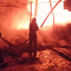 Во Владимирской области мощный пожар охватил обувной склад