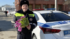 Во Владимире сотрудники ДПС подарили автомобилисткам цветы к 8 марта
