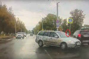 В Коврове легковушка влетела в стоявшую на тротуаре женщину