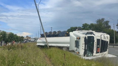 На М-7 в Лакинске перевернулся бензовоз