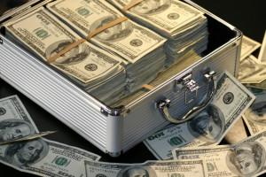 Во Владимире двоих мужчин задержали за сбыт 23,5 тыс. долларов