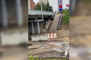 В Александрове у отремонтированного моста через овраг обрушилась часть бетонных блоков
