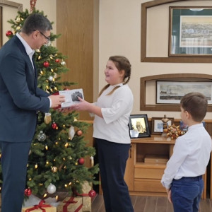 Владимирский губернатор подарил фотоаппарат и шведскую стенку юным жителям Камешково