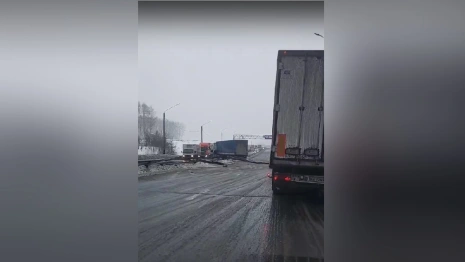 Во Владимирской области на трассе М-7 фура снесла отбойник 