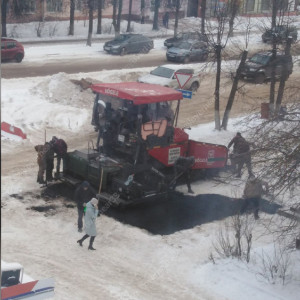 В двух районах Владимирской области в снегопад начали укладывать новый асфальт