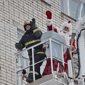 В Коврове спасатель в образе Деда Мороза поздравил детей в больнице