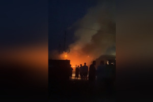 Во Владимирской области очевидцы сняли на видео крупный пожар на мебельной фабрике