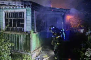 Во Владимире крупный пожар охватил деревянный дом