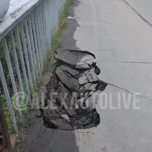 В Александрове на мосту провалился асфальт

