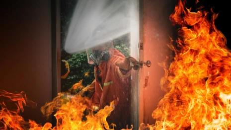 Во Владимирской области загорелась квартира с ребенком внутри