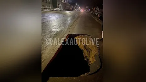 В Александрове у рынка провалился тротуар