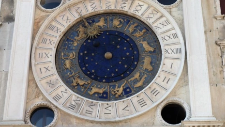 Упадок сил у козерогов и опасность рядом с весами. Гороскоп на 23 декабря