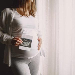 Десятки поклонниц подкаста о домашних родах потеряли детей