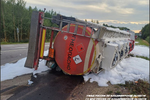 Трассу во Владимирской области залило топливом после ДТП с бензовозом