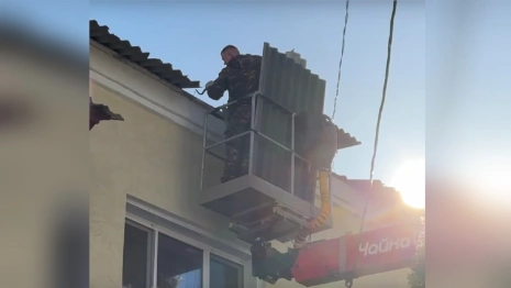 Коммунальщики починили обвалившуюся кровлю дома в центре Владимира 