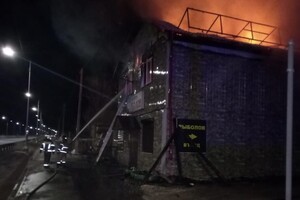 Во Владимирской области ночной пожар охватил магазин у трассы М-7