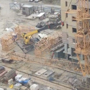 Во Владимире на стройке рухнул башенный кран