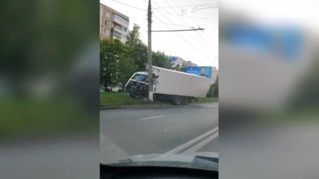 На Верхней Дуброве во Владимире фура влетела в столб