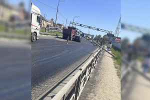 Лакинск встал в 5-километровой пробке из-за необычного ДТП с самосвалом