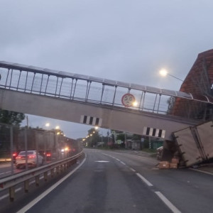 Трассу М-7 в Петушинском районе перекрыли из-за влетевшей в опору надземника ГАЗели