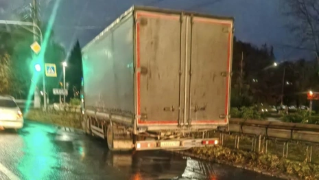 Во Владимире грузовик снес металлические ограждения на Суздальском проспекте