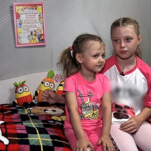 Жест о помощи в эфире Первого. Что известно о резонансной истории и семье девочки из Мурома
