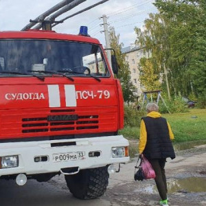 Спасатели эвакуировали 11 человек из горящего дома во Владимирской области 