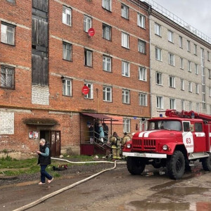 Двое человек погибли на пожаре в камешковской пятиэтажке