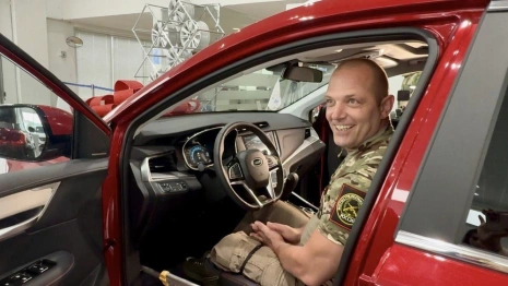 Лишившемуся ног бойцу СВО из Владимирской области подарили авто с ручным управлением