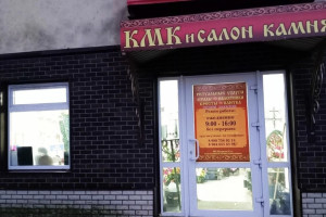 Во Владимирской области под окнами жилого дома выставили гробы и траурные венки 