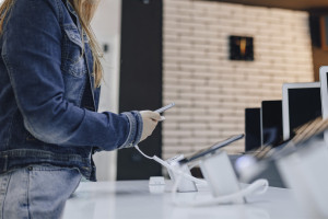 В Вязниках сотрудница магазина украла 29 смартфонов на полмиллиона рублей