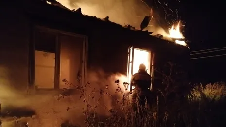 МЧС показало фото охваченного огнем дома во Владимирской области