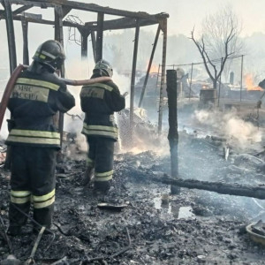 Во Владимирской области мощный пожар уничтожил два огромных сарая с машинами