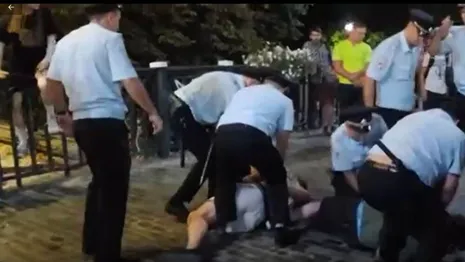В День города во Владимире полицейские скрутили двоих парней: появилось видео