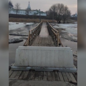 В Суздале из-за паводка запретили движение по пешеходным мостам
