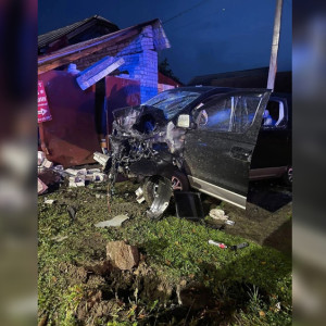 В Кольчугино легковушка снесла кирпичную стену: водитель погиб