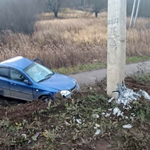 Под Александровом автомобиль врезался в опору ЛЭП