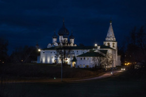 В Суздале на кремлевскую колокольню вернули 200-килограммовый крест