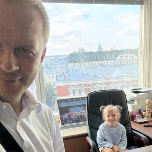 Владимирский депутат Госдумы впервые показал фото с дочерью на работе