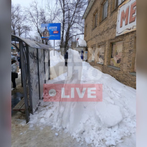 В Александрове глыба снега едва не обрушилась на женщину с коляской