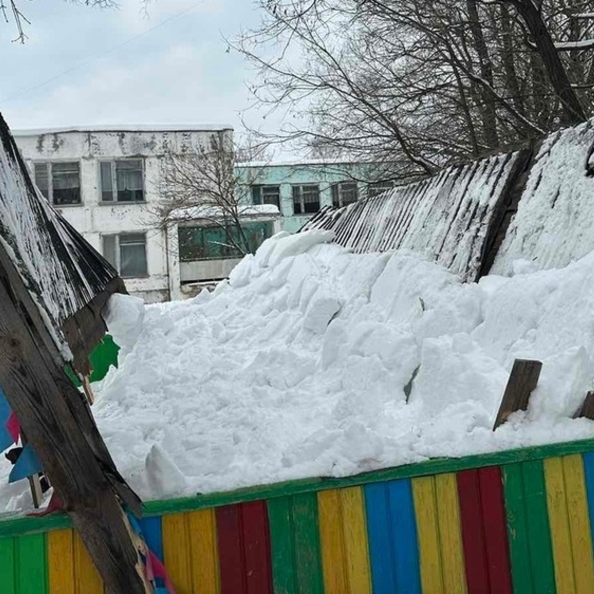 В Гусь-Хрустальном крыша веранды в детском саду упала на ребенка - День во  Владимире