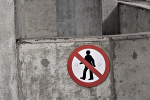 В Коврове пнувшего железобетонный забор молодого парня будут судить 