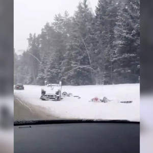 Во Владимирской области на снежной трассе перевернулась легковушка