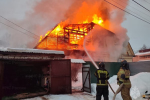 В Александрове на Текстильной загорелся жилой дом