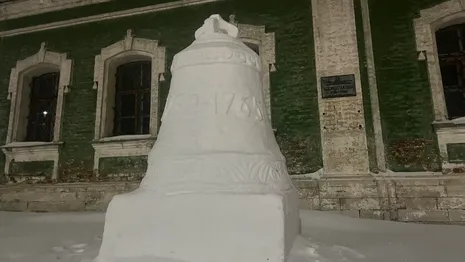 Во Владимире у Никитской церкви появился колокол из снега