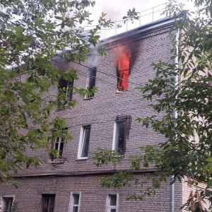 При пожаре в трехэтажном доме в Александрове погиб человек