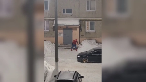 Во Владимире мужчина в костюме Человека-паука вышел чистить снег